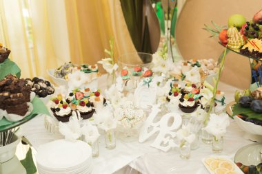 Enfes ve lezzetli bir tatlı masası ve resepsiyonda kapkek fotoğrafları.