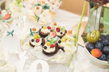 Enfes ve lezzetli bir tatlı masası ve resepsiyonda kapkek fotoğrafları.