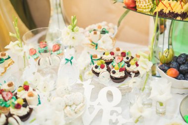 Enfes ve lezzetli bir tatlı masası ve resepsiyonda kapkek fotoğrafları.