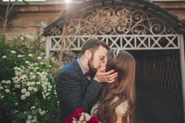 Bahar mevsiminde öpüşen düğün çifti. Yakın plan portre.