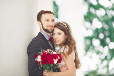 Lüks evli çift, gelin ve damat eski şehirde poz veriyor.