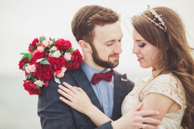 Denizin üzerinde bir iskele üzerinde duran evli evlilik çift