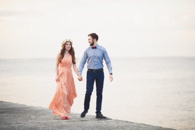 Denizin üzerinde bir iskele üzerinde duran evli evlilik çift