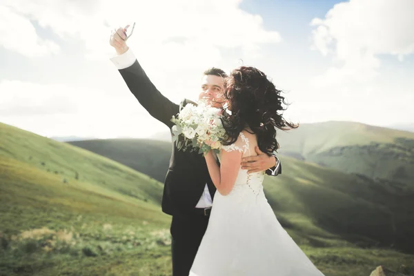 Eheleute auf dem Gipfel des Berges machen Selfie-Foto — Stockfoto
