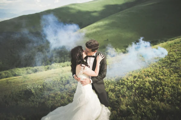 Поцілунки весілля пара залишається над красивим пейзажем — стокове фото