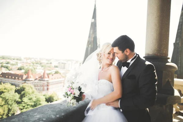 Casal bonito elegante beijando e abraçando no fundo vista panorâmica da cidade velha — Fotografia de Stock