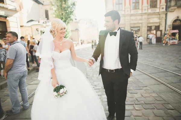 Casamento de luxo casal, noiva e noivo posando na cidade velha — Fotografia de Stock