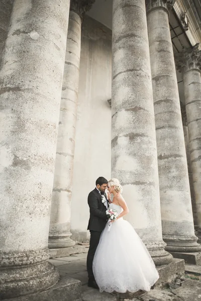 Sensuale coppia sposata, valentini che si abbracciano davanti al vecchio castello slavo — Foto Stock