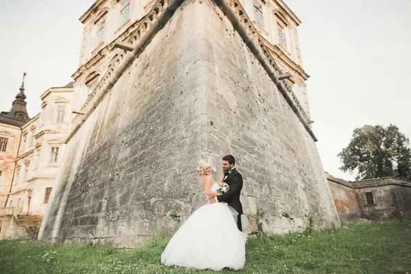 Smyslný manželský pár, valentýni objímající se před starým slovanským hradem — Stock fotografie