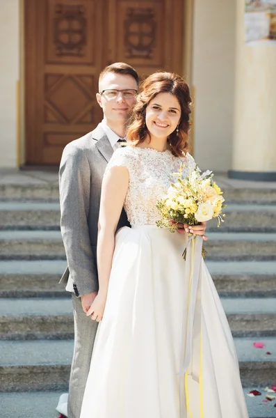 Mariée et marié sur le fond de la belle église. vieux bâtiment. Arc. Mariage — Photo