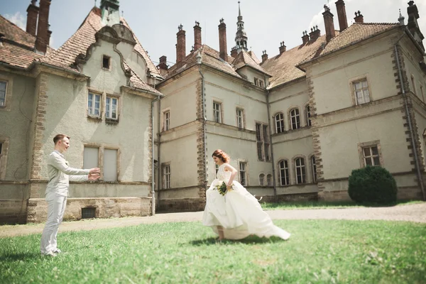 Csodálatos boldog szelíd elegáns gyönyörű romantikus kaukázusi pár a háttérben ősi barokk vár — Stock Fotó