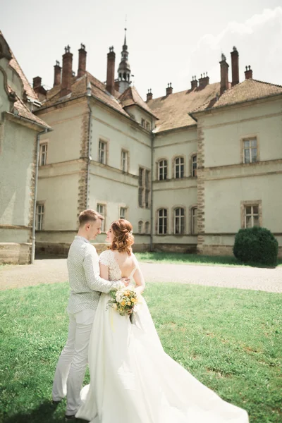 Nowożeńcy pozy i całowanie z starej fortecy na tle — Zdjęcie stockowe