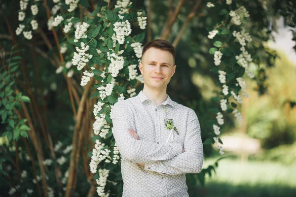 Homem, noivo posando no parque em seu dia do casamento — Fotografia de Stock