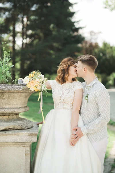 Casamento recém-casado casal correndo e pulando no parque, mantendo as mãos — Fotografia de Stock