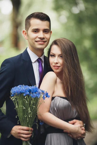 Jovem casal bonito, menina com vestido perfeito posando no parque — Fotografia de Stock