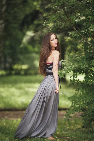 Beleza menina romântica ao ar livre. Modelo adolescente com vestido casual no parque. Blowing Long Hair . — Fotografia de Stock