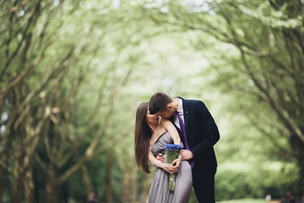 Bonito jovem casal posando ao ar livre após a cerimônia — Fotografia de Stock