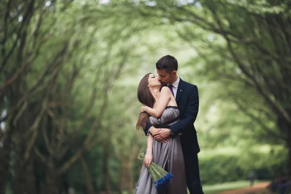 Hermosa joven pareja posando al aire libre después de la ceremonia — Foto de Stock