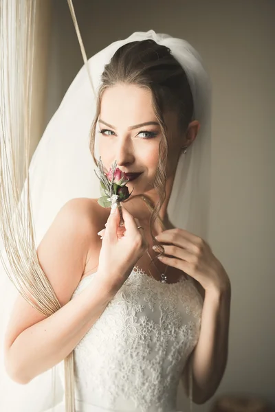 Luxusbraut am Morgen des Hochzeitstages — Stockfoto