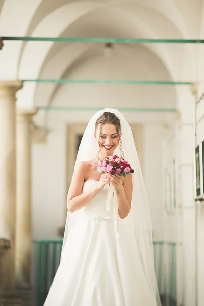 Bella sposa con bouquet da sposa in posa nella città vecchia — Foto Stock