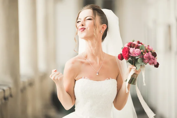 Luxury wedding bride, girl posing and smiling with bouquet — Stock Photo, Image