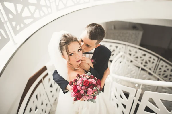 Casamento de luxo casal, noiva e noivo posando na cidade velha — Fotografia de Stock