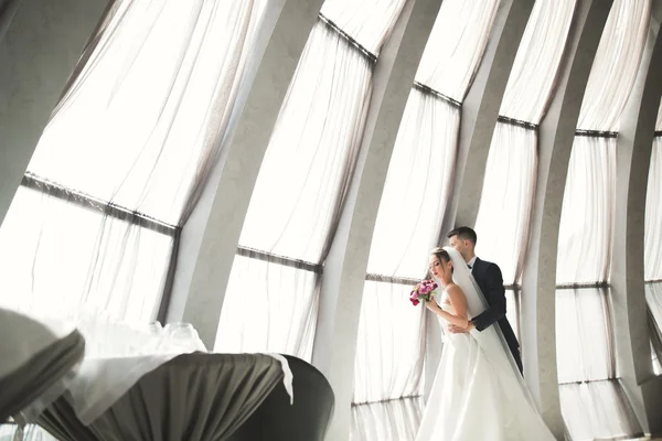 Casal feliz encantador do casamento, noiva com vestido branco longo posando na cidade bonita — Fotografia de Stock