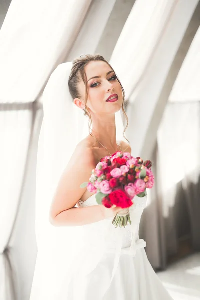 Novia de boda de lujo, niña posando y sonriendo con ramo — Foto de Stock