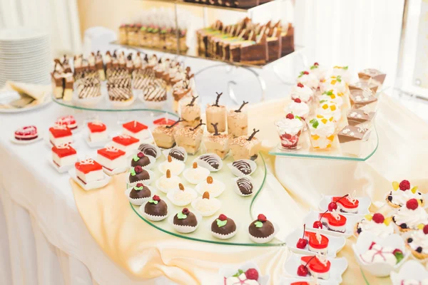 Шведский стол с разнообразными вкусными сладостями, кулинарные идеи, празднование — стоковое фото