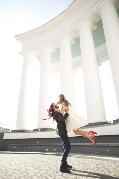 Luxus-Hochzeitspaar, Braut und Bräutigam posiert in der Altstadt — Stockfoto