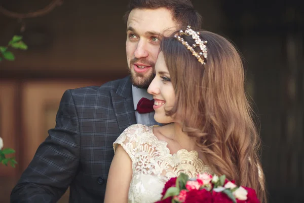 Bacio matrimonio coppia in primavera natura close-up ritratto — Foto Stock