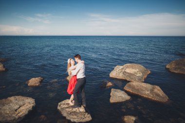 Sevimli gelin, manzara, dağlar ve denizin muhteşem Düğün çifti üzerinde zarif damat