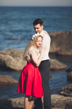 Sevimli gelin, manzara, dağlar ve denizin muhteşem Düğün çifti üzerinde zarif damat