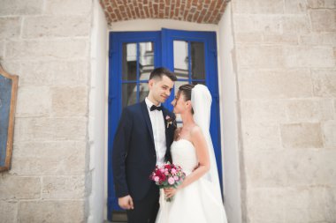 Çift düğün ayakta ve eski şehrin sokaklarında öpüşme olduğunu