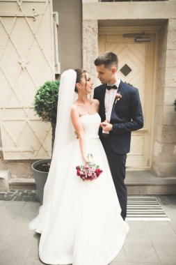 Çift düğün ayakta ve eski şehrin sokaklarında öpüşme olduğunu