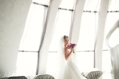 Güzel bir sarışın romantik portresi. Fotoğraf güneşli parlak renkler