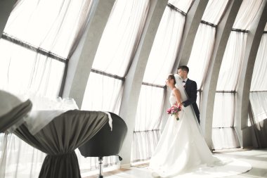 Lüks evli çift, gelin ve damat eski şehirde poz veriyor.