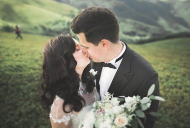 Güzel genç düğün gününde çift. Portraint yakın çekim