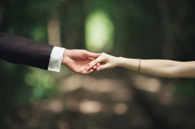 Gelin ve damat el ele tutuşuyor.