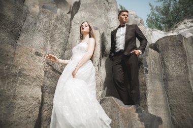 Muhteşem gelin, damat öpüşme ve sarılma Gösterim çarpıcı uçurum yakın: