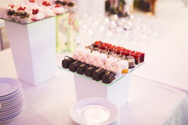 Bir büfe üzerinde pişmiş tatlı çeşitleri