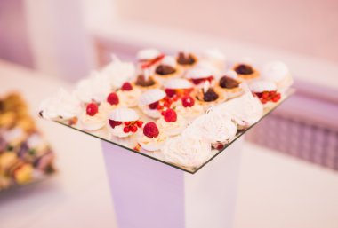 Bir büfe üzerinde pişmiş tatlı çeşitleri