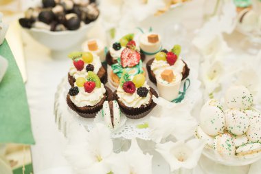 Çeşitli lezzetli tatlılar, yemek fikirleri ve kutlamalarla dolu bir büfe.