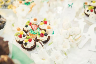 Bir büfe üzerinde pişmiş tatlı çeşitleri