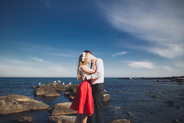 Charmante Braut, eleganter Bräutigam in der Landschaft der Berge und des Meeres wunderschönes Hochzeitspaar — Stockfoto