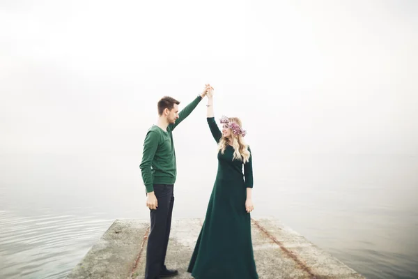 Mooie paar zoenen en knuffelen op een zee-dok — Stockfoto