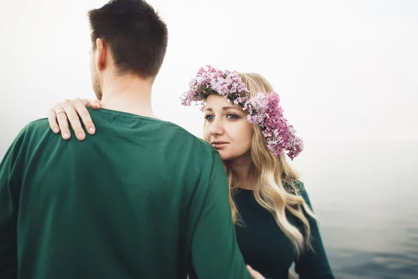 Couple heureux sur la jetée, jeune famille amoureuse passer des vacances de lune de miel îles de luxe — Photo