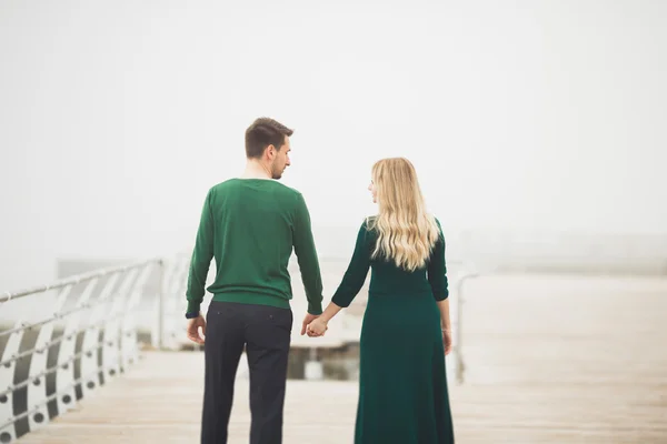 Beau couple embrasser et étreindre sur un quai de mer — Photo