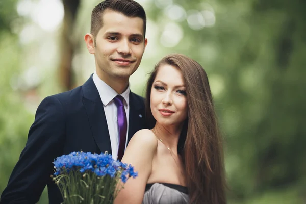 Casal amoroso. Menino e menina andando no belo parque — Fotografia de Stock