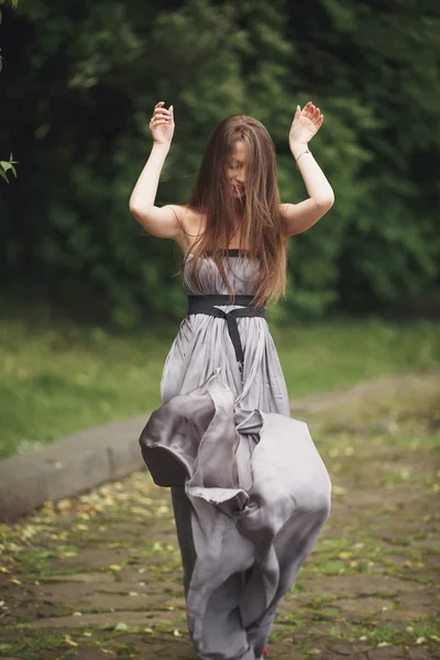 아름다움 로맨틱 소녀 야외입니다. 공원에서 캐주얼 드레스와 십 대 모델입니다. 긴 머리를 날 려. — 스톡 사진